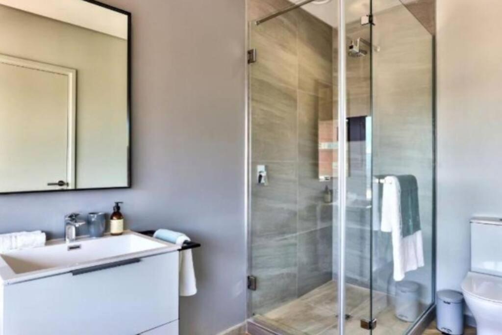 Stunning 1-Bedroom Apartment With Mountain Views Cape Town Dış mekan fotoğraf
